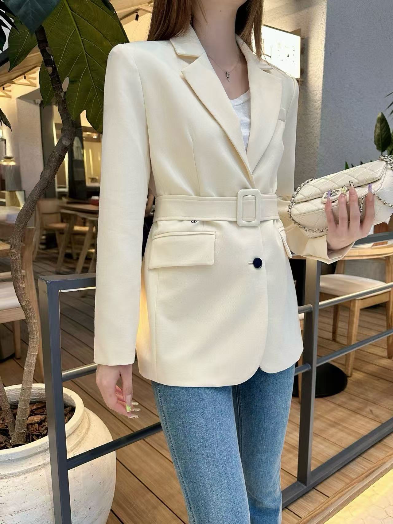 Elegant Cinched-Waist Blazer with Flap Pockets
