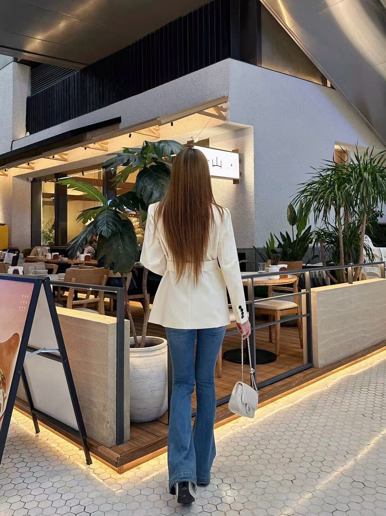 Elegant Cinched-Waist Blazer with Flap Pockets