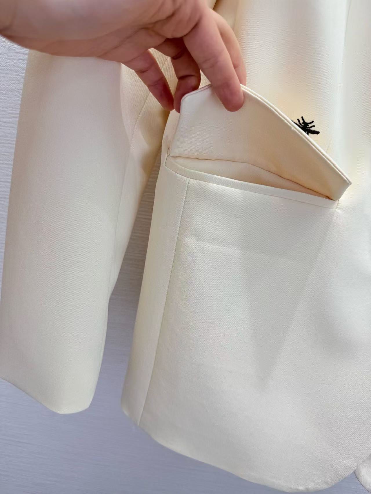 Elegant Cinched-Waist Blazer with Flap Pockets