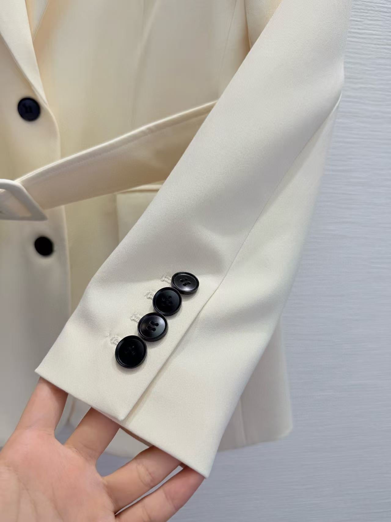 Elegant Cinched-Waist Blazer with Flap Pockets