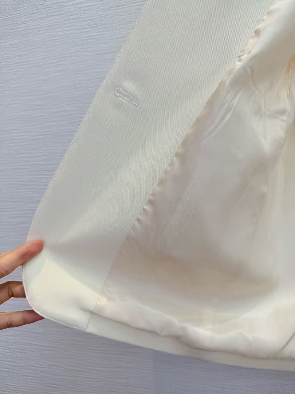 Elegant Cinched-Waist Blazer with Flap Pockets